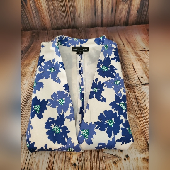 Simply Styled Blazer - Picture 4 of 9